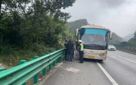 旅游客車突發(fā)故障 漢中高速交警暖心救助縮略圖